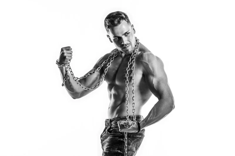 bodybuilder-fotoshooting-schwarz-weiss