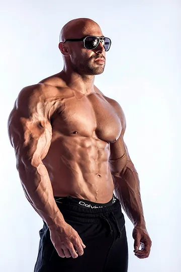 bodybuilder-shooting-im-studio-owl